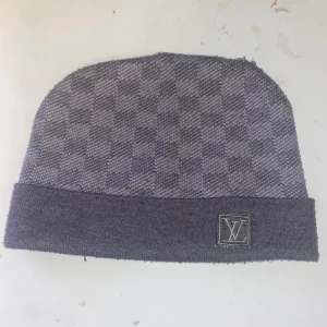 Grå mössa -  grå rutigmössa den är använd några gånger. Anledning varför den säljs är att jag har köpt 2 andra mössor och denna behövs ej