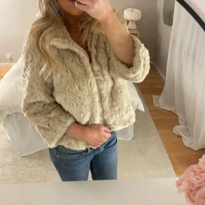 Pälsjacka med trekvartsärm - Säljer nu min populära trekvartsärmade pälsjacka 💕🥹
