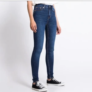 Ljusblå skinny jeans från Lager 157 XXL - Säljer ett par ljusblå skinny jeans från Lager 157 i storlek XXL. Jeansen har klassisk femficksdesign, hög midja och smal passform hela vägen ner. Materialet är mjukt och stretchigt jeans, perfekt för en avslappnad och trendig look. Nya med prislapp