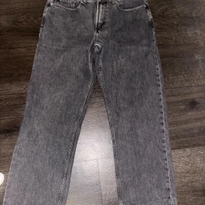 Valient jeans - Snygga grå jeans från valient i storlek medium endast använda 1 gång, tveka inte höra av dig vid frågor! Pris kan diskuteras!☺️☺️