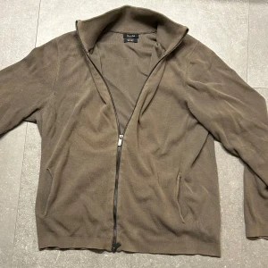 Brun kofta från Massimo Dutti  - Säljer denna eftertraktade Massimo Dutti full zip i färgen oliv grön. Tröjan är i storlek M och tröjan är i minimalt använt skick.