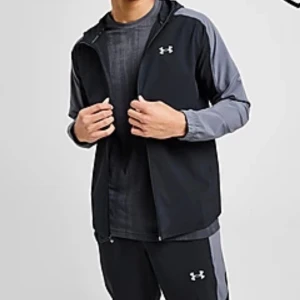Under Armour Jacka  - Vindjacka från Under Armour i superfint skick! Storlek M, inga defekter!