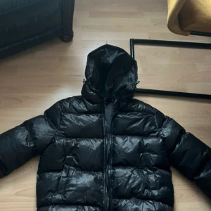 Svart puffer jacka - Detta är en helt oanvänd jacka, den är i S men kan uppfattas som XS. Fantastisk för vintern och riktigt snygg. Jag säljer den för den var för liten men gillar designen och ska köpa en storlek större. Nypris 899, mitt pris 599.  Går att pruta ner vid snabb affär! Kom privat för mer info eller bilder!