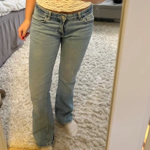 Jeans lågmidjade  - Lågmidjade bootcut jeans från Bershka💗Pris kan diskuteras vid snabb affär så ge gärna lägre prisförslag!