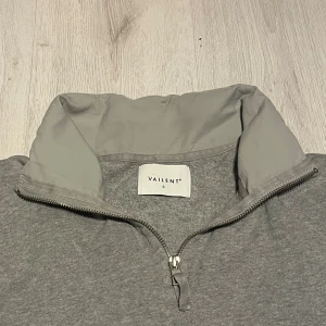 Vailent 1/4 zip - Köpt från Carlings förra året. Bra skick.      Storlek S