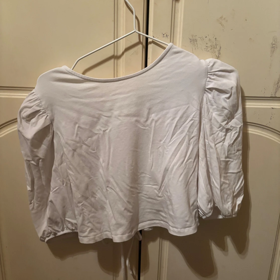 Vit blus med puffärmar och snörning