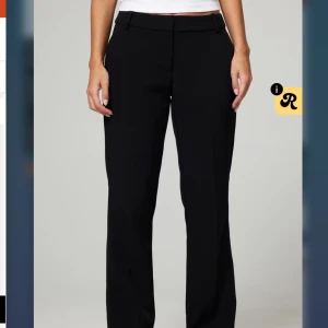 Svarta kostymbyxor med raka ben - Snygga svarta kostymbyxor med raka ben och klassisk passform. Byxorna har hällor för bälte och stängs med dragkedja och knapp. Perfekta för en stilren look och passar till många olika outfits.