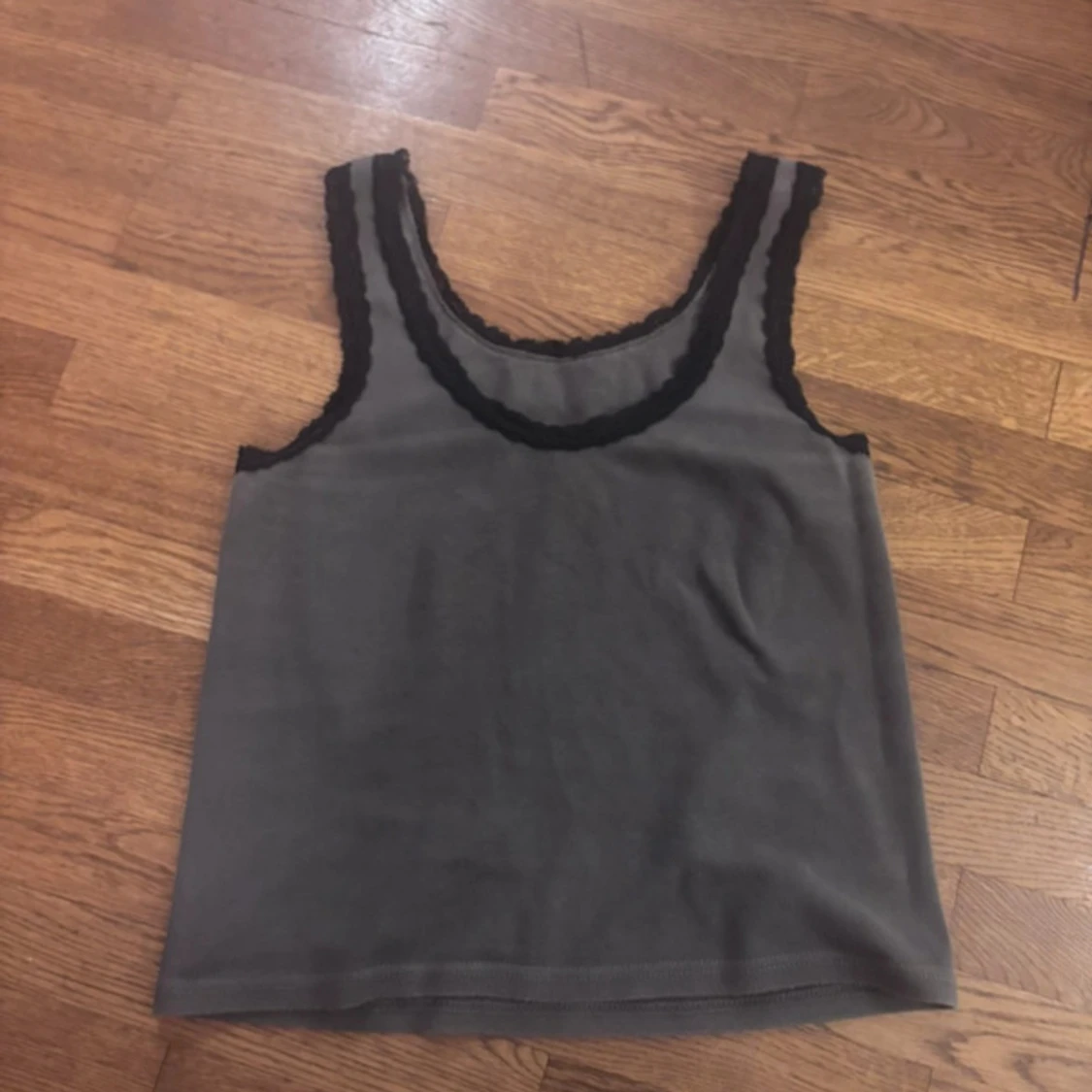 Grå ärmlös linnetopp med spets