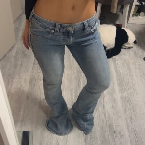 True Religion jeans - Lågmidjade jeans i w25 säljer då de är för stora för mig! Modell: Joey. 🩵Intresserad i byte till mindre storlek!!