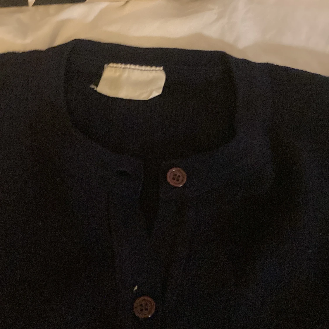 Mörkblå ullkofta med brodyr - 1