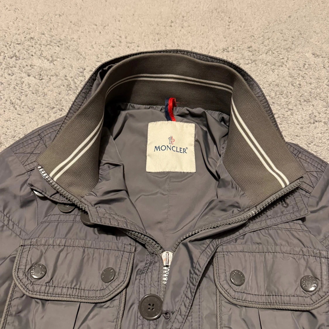 Grå vindjacka från Moncler - 2