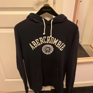 Abercrombie & fitch hoodie - Riktigt fet Abercrombie & fitch hoodie, intr defekter, skriv vid frågor✅