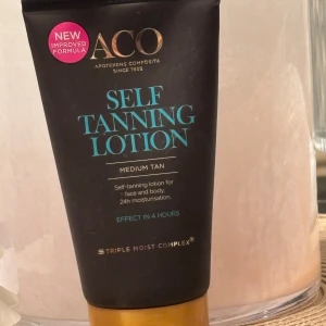 ACO Self Tanning Lotion Medium Tan - ACO Self Tanning Lotion i färgen Medium Tan ger en naturlig solkysst look till både ansikte och kropp. Innehåller Triple Moist Complex för återfuktning i 24 timmar. Tuben är svart med guld- och turkosa detaljer.