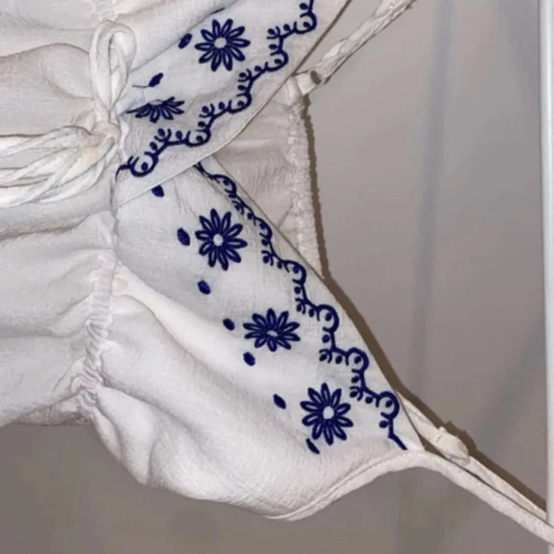 Vit linnetopp med blå broderi - 1