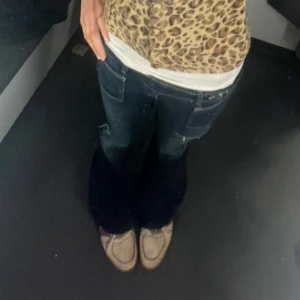 Mörkblå bootcut jeans med slitningar - BYTER MIT XS.