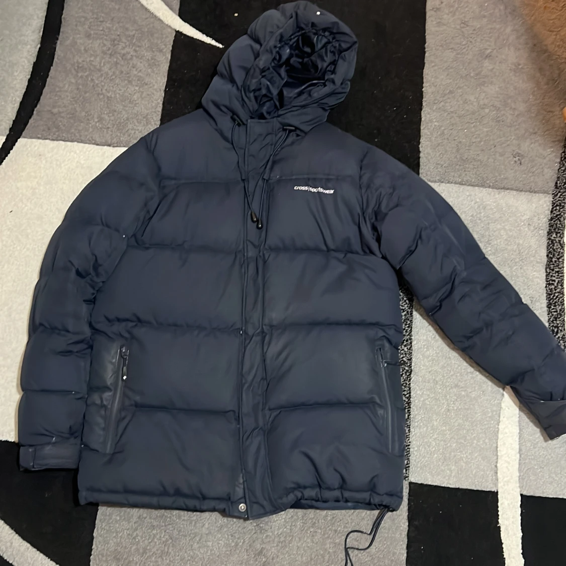 Mörkblå pufferjacka från Cross Sportswear passar från S till L stl