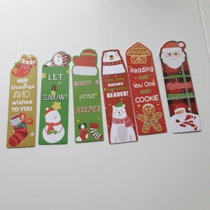 Juliga bokmärken (6-pack) - Färgglada bokmärken med julmotiv som snögubbar, tomtar och pepparkakor. Perfekt för att göra läsningen roligare under vintern! Passar både unga och unga vuxna som vill sätta en festlig touch på sina böcker.