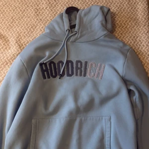Ljusblå hoodie från Hoodrich - Säljer en ljusblå hoodie från Hoodrich i bra skick endast använd ett fåtal gånger😊