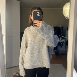 Grå stickad tröja från gina tricot🩶 - Snygg oversized stickad tröja från gina tricot, använd endast ett fåtal gånger💕