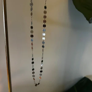 Färgglatt halsband med runda pärlor - Snyggt halsband! 🌟