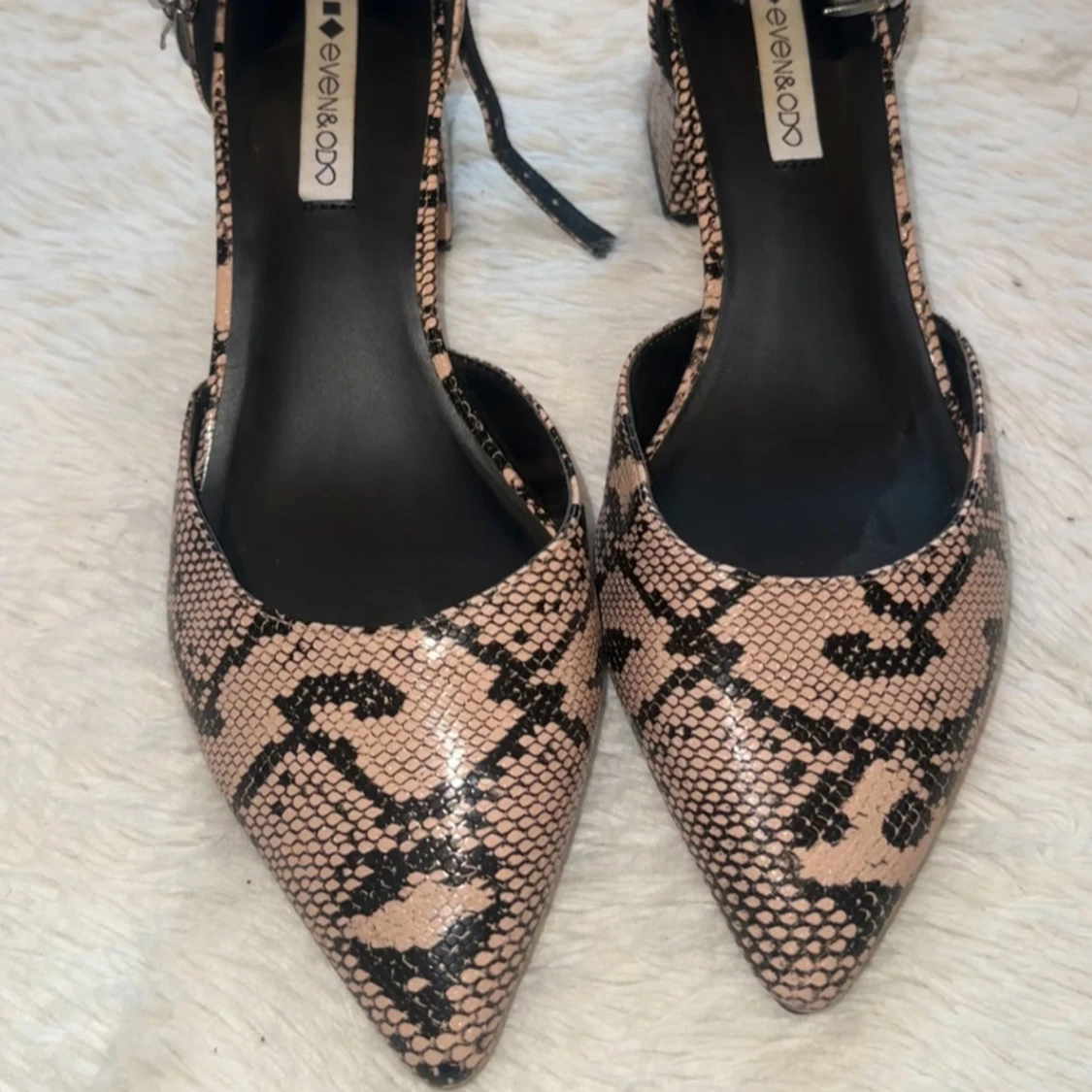 Beige pumps med ormmönster från Even&Odd - 1