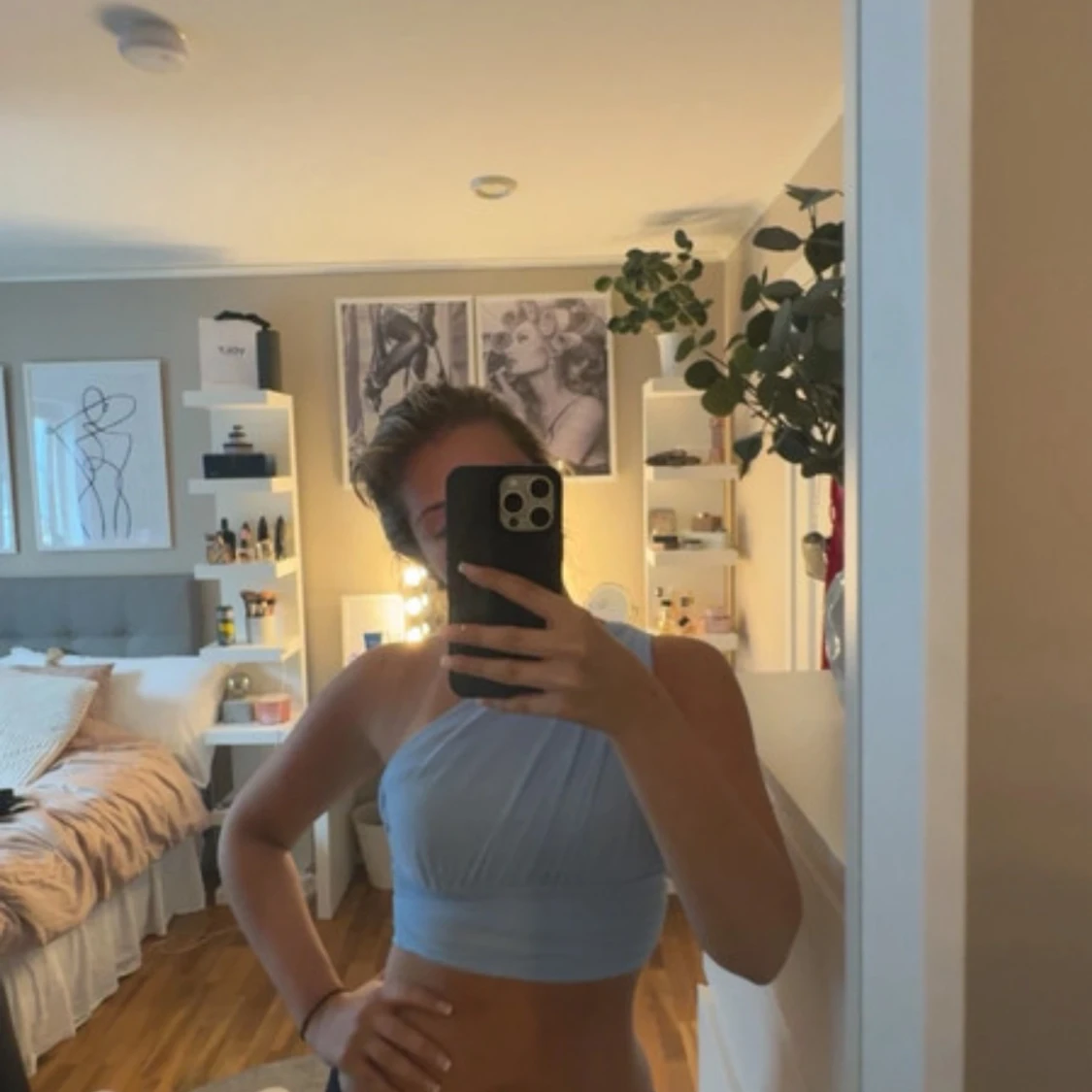 Ljusblå oneshoulder croppad topp - 2