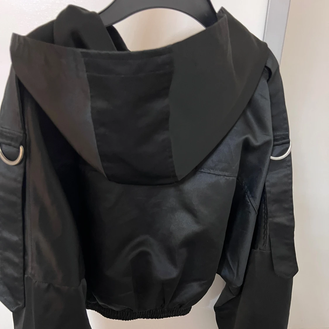 Svart croppad bomberjacka PrettyLittleThing - 4