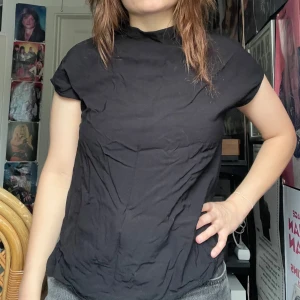 Svart blus från Lindex - Svart blus med knapp baktil. Jag kan mötas upp i Uddevalla centrum, annars fraktar jag gärna. Köparen står för frakten. (Står ej för postens slarv) katt finns i hemmet. 