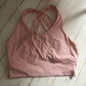 Rosa sport toop - Fin rosa sport top. Jag kan mötas upp i Uddevalla centrum, annars fraktar jag gärna. Köparen står för frakten. (Står ej för postens slarv) katt finns i hemmet. 