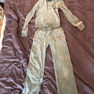 Juicy Couture ljusgrönt set XXS - Ljusgrönt trendigt set från Juicy Couture i supermjuk velour. Byxorna är stretchiga och går även att knyta. Perfekta för en chill och avslappnad look. Klassisk Juicy-logga på fickan.💞 Säljer både kofta och byxor nypris 1000/st säljer nu för 500💕 skicka för fler bilder❤️