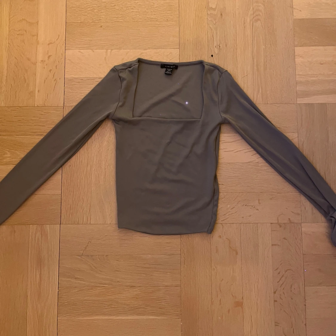 Grå/grön långärmad topp med fyrkantig ringning