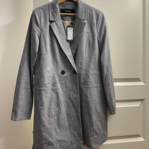 Kavaj - Helt ny från vero Moda, den perfekta kavajen för utgång. Finns i både M och L 