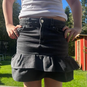 Egen sydd svart kjol med volang🖤 - En svart volangkjol med måtten: midjemått: 72 cm, längd i fram: 37 cm och längd i bak: 38 cm💕