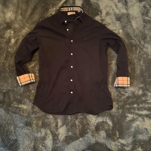 Burberry skjorta  - Sjukt fet och stilren burberry skjorta M men passar S
