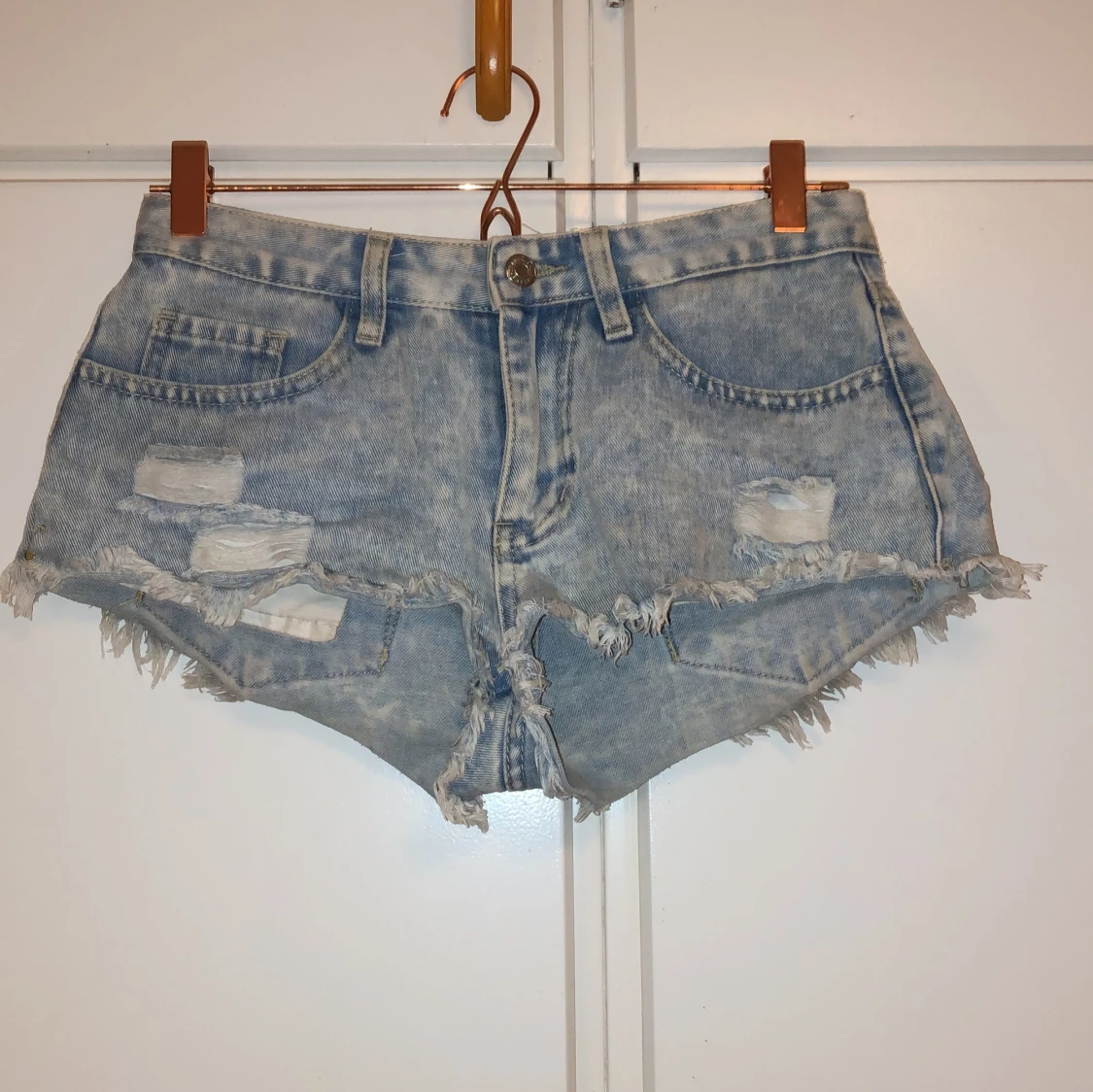 Blå slitna jeansshorts från SHEIN