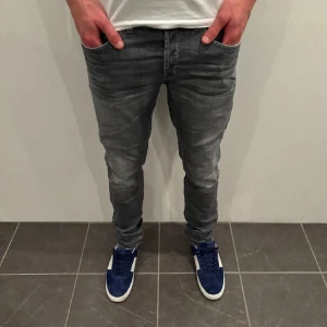 Dondup Jeans George  - Dondup Jeans George! Trendigaste jeansen på marknaden.  Skick= 10/10 (helt nya)  Ny pris= 4000 kr Säljs för= 1099 kr 