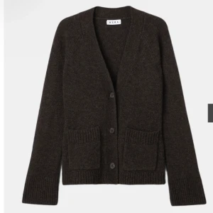 Mörkbrun kofta från Wera - Mysig mörkbrun kofta från Wera med v-ringning, knappar framtill och två stora fickor. Koftan är stickad med ribbade muddar vid ärmslut och nederkant, perfekt för lager på lager under kyliga dagar. Använd fåtal gånger, i fint skick.💕