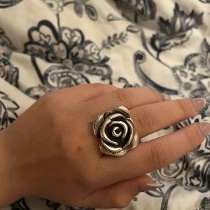 Silver ring 925 - Fin statement ring i form av en ros🌹 Den är ihålig så den är väldigt lätt!