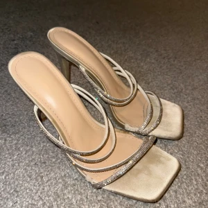 Klackar med strass - Använda några gånger, bra skick. Storlek 39/40. 150 kr