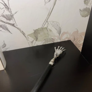 Metallisk ryggkliare med teleskopfunktion - Praktisk ryggkliare med teleskopfunktion, utformad som en metallisk hand. Kan justeras i längd för att nå svåråtkomliga områden. Handen är detaljerad och robust. 