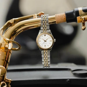 GANT klocka i silver och guld - Stilren klocka från GANT med rund vit urtavla, guldfärgade detaljer och datumvisning. Länken är i tvåtonad silver och guld, vilket ger en klassisk och snygg look. Boetten är i metall och armbandet har en länkdesign som känns både modern och tidlös.