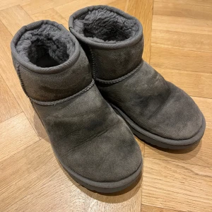 Grå UGG - Jättefina gråa uggs!! Använda men fina☺️
