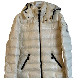 Moncler bady  - Moncler bady vinterjacka dam. Storlek 1 / S-Xs passar bra. Skick 8.5/10. Pris 3990kr finns att köpa på våran hemsida, Fashionels.com 