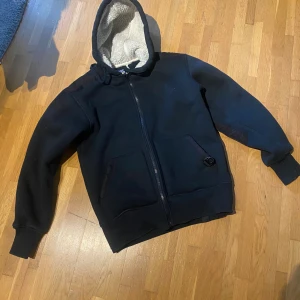 Arbetsjacka - Kraftig fodrad jacka från PROJOB.                          Ficka på sidan av armen och förstärkning på armbågarna 