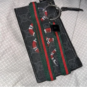 Gucci plånbok - Aldrig använd o lätt att diskutera pris med om du har frågor och funderingar Äre bara att skriva!