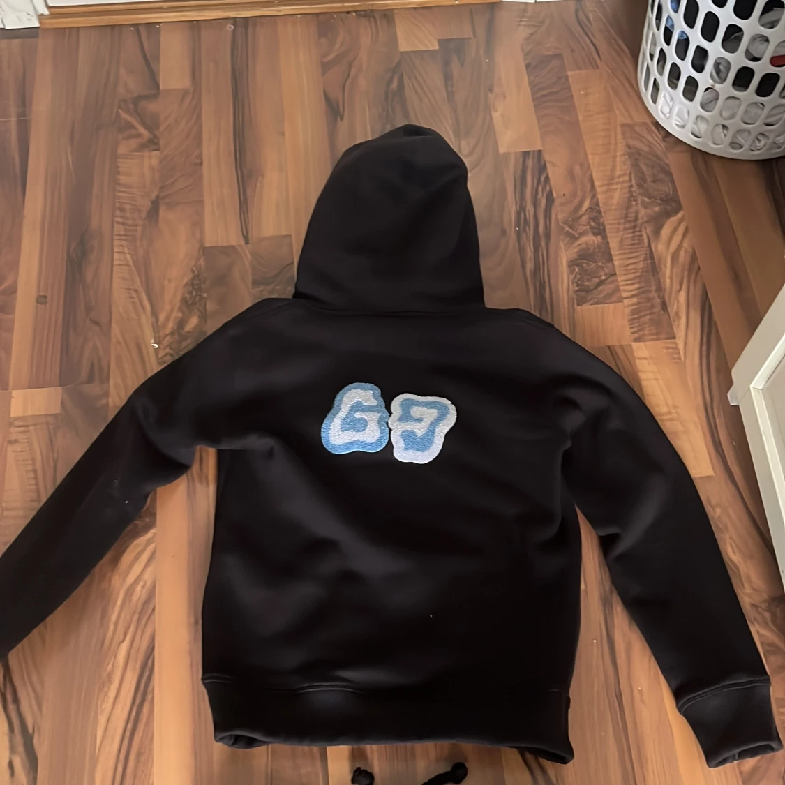 Svart hoodie Gravity Grab med tryck - 1