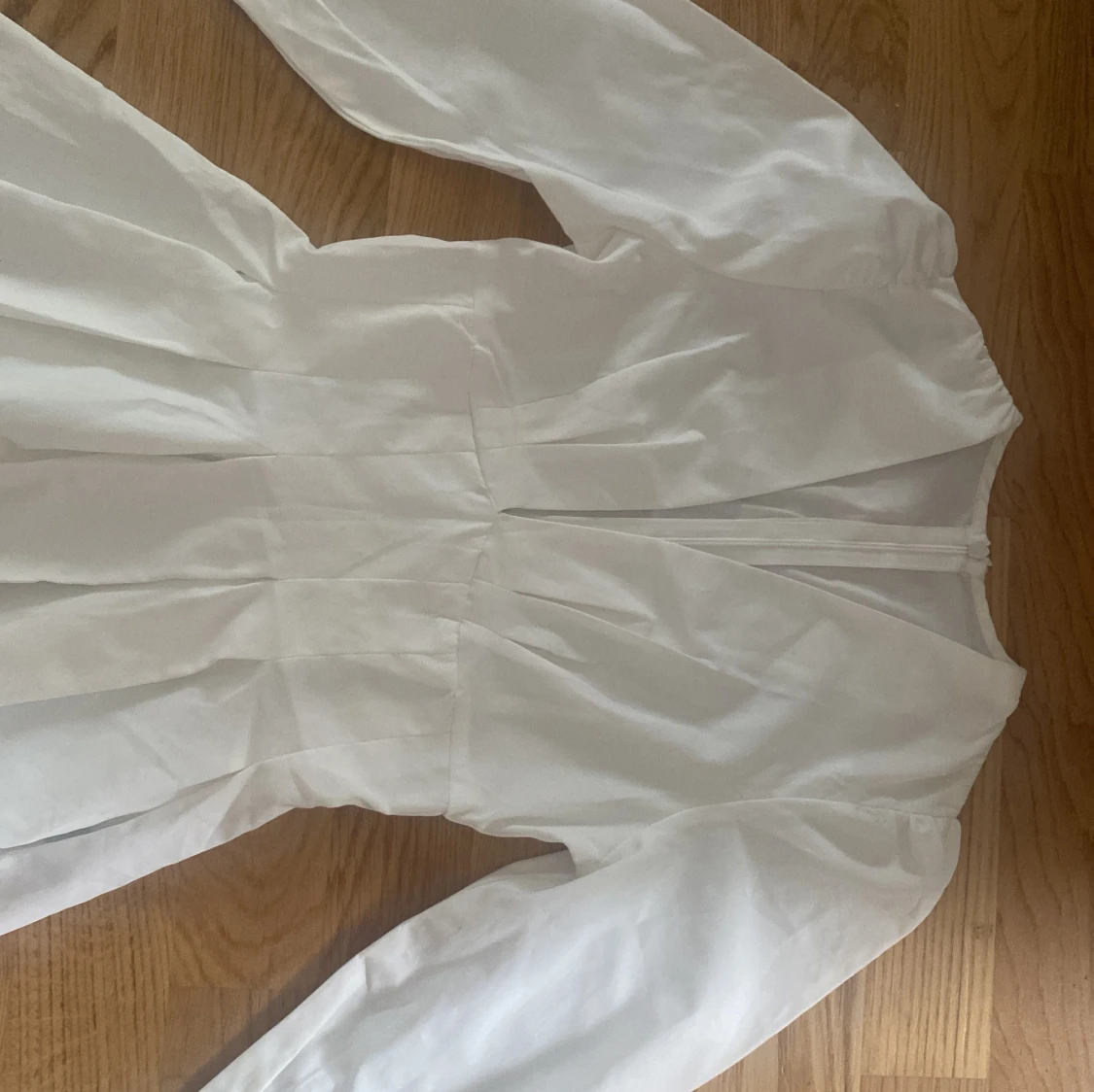 Vit kort klänning med lång ärm - 1