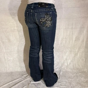 Miss me jeans - Snygga lågmidjade jeans från miss me, super fint och passar nån mellan 160cm-175cm skulle jag säga 💞 ytterbens mått: ca 105cm. Lagade mellan benen, bild kan skickas men syns inte😉