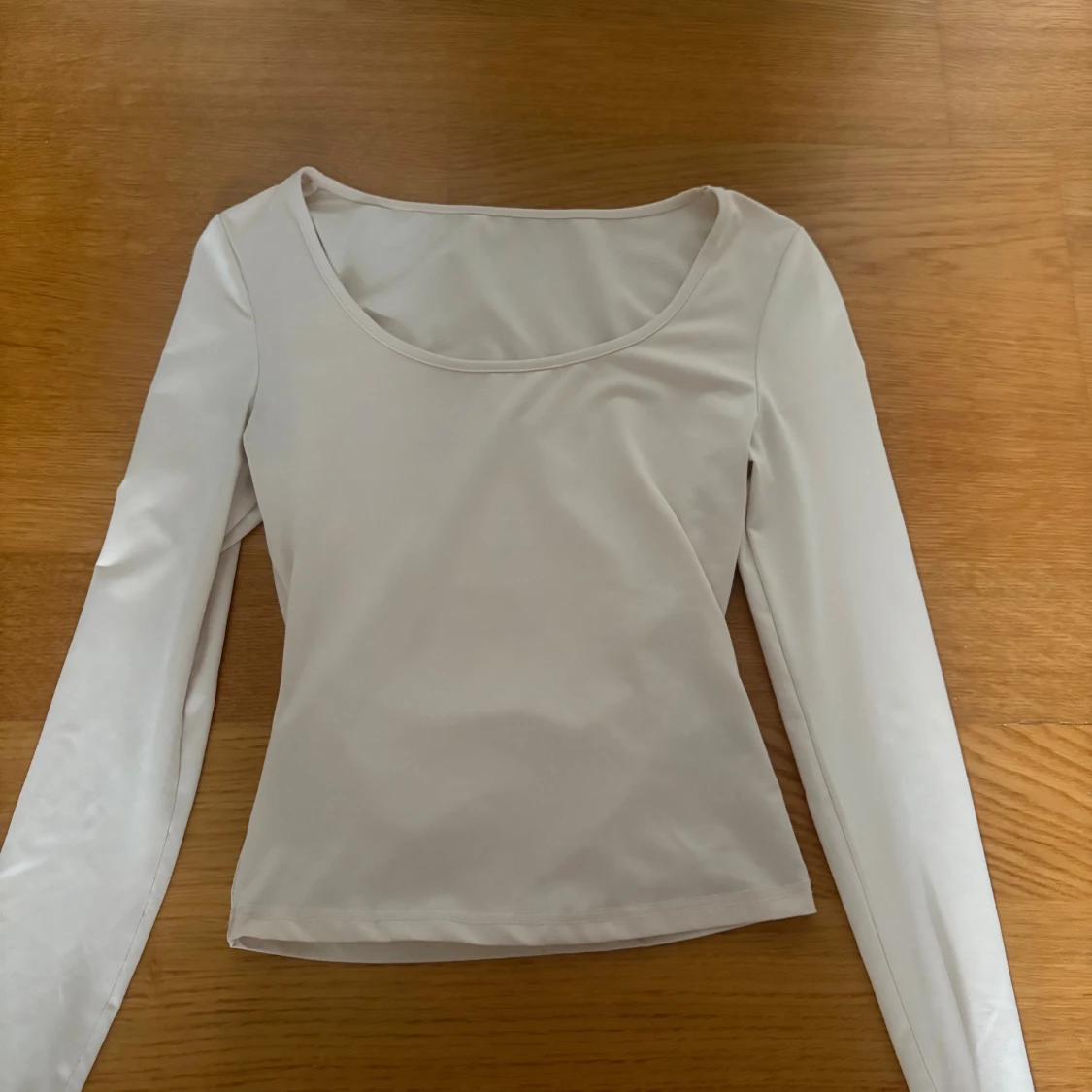 Vit långärmad topp med rund hals