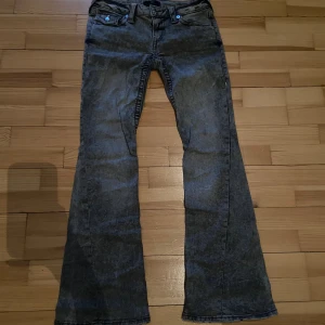 Low Rise flare jeans true religion - Säljer dessa supersnygga lågmidjade bootcut jeans från true religion då dom tyvärr är för korta i benen för mig! Använd ca 2 gånger så i nytt skick!💕 Kan tänka mig att sänka priset lite vid snabb affär!  Strl 26, skulle säga att dom passar på S/xs! Katt finns i hemmet! Skriv vid funderingar så svarar jag så fort jag kan!💕